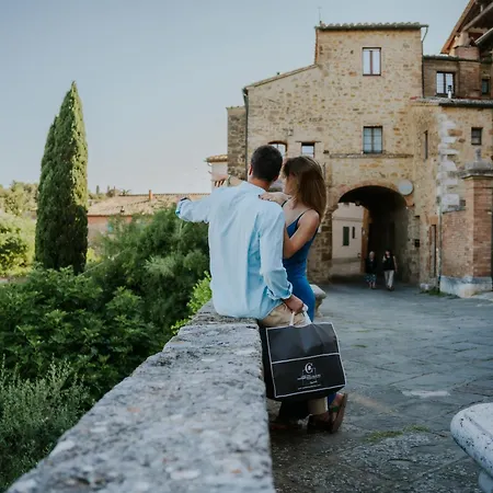 B&B Borgo Capitano Collection Albergo Diffuso, Village Experience - Centro Storico San Quirico dʼOrcia